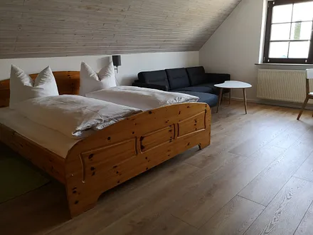 Sitzecke und Doppelbett