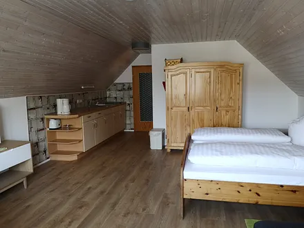 Dachschrägen im Wohnbereich; geradeaus die Badtür