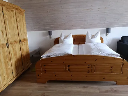 Doppelbett und großzügiger Kleiderschrank