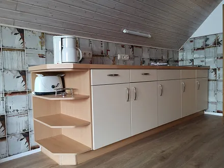 Toaster, Kaffeemaschine, Wasserkocher und Kochfeld sind vorhanden