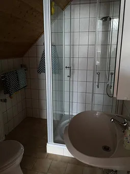 kleines Bad mit Dusche