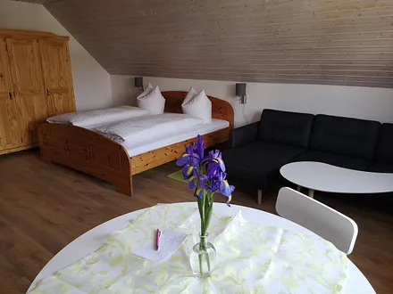 Essen, sitzen, schlafen in einem Raum, aber genug Platz