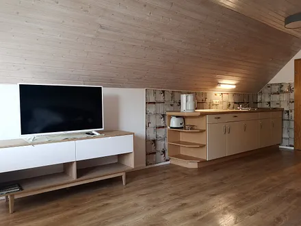 Moderner TV, Küchenzeile im Eingangsbereich