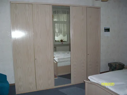 Schlafzimmerschrank und Doppelbett