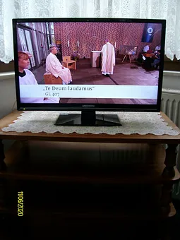 Ein Fernseher steht in der Veranda