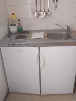 Miniküche mit Kühlschrank