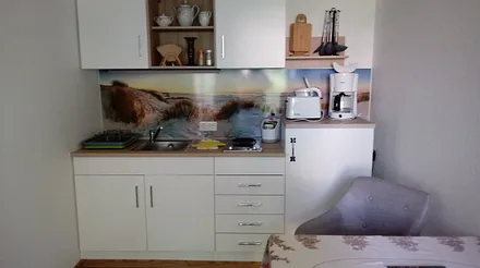 Küchenmöbel mit Tisch und Stühle