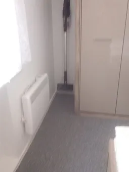 Blick auf Akku-Staubsauger und Elektroheizer