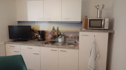 neue Küchenzeile mit Fernseher und Mikrowelle