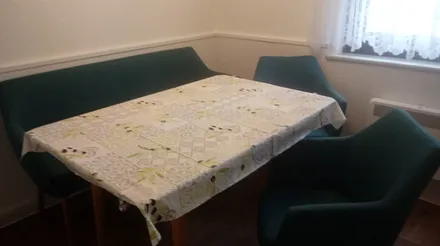 Küchensofa mit Tisch und 2 Stühle und Elektroheizer