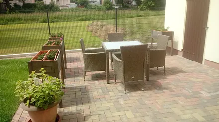 Sitzecke mit Blumenkästen