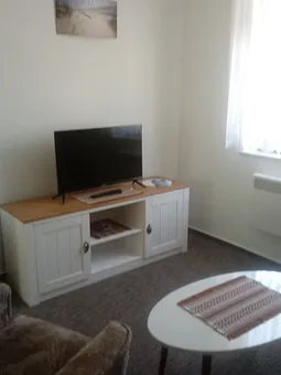 Kommode und Fernsehgerät und ein kleiner Couchtisch