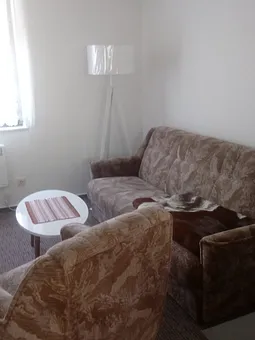 Lampe mit Tisch und Sofa