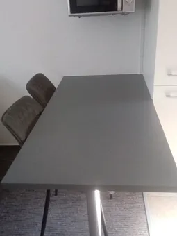 Esstisch mit zwei Stühle und Mikrowelle