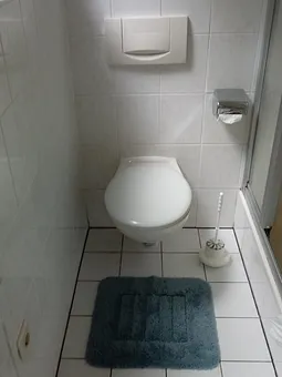 WC und rechts ist die Dusche