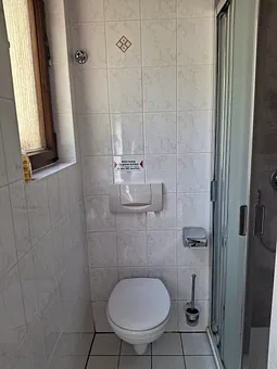Toilette und Dusche