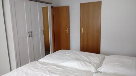 Schlafzimmerschrank und Bett