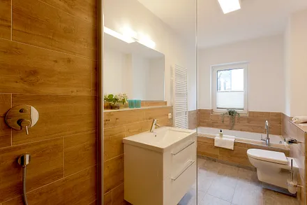 Bad mit Dusche und Badewanne im EG