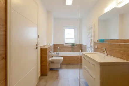 Bad mit Dusche und Badewanne EG