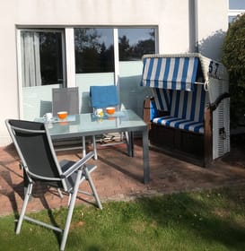 Südterrasse mit Gartenmöbel und Molliblick