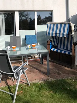 Südterrasse mit Gartenmöbel und Molliblick