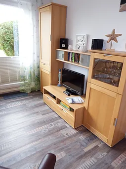 Wohnwand mit 32 Zoll Flachbildfernseher