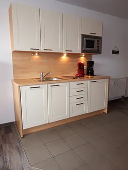 moderne Einbauküche mit Geschirrspüler