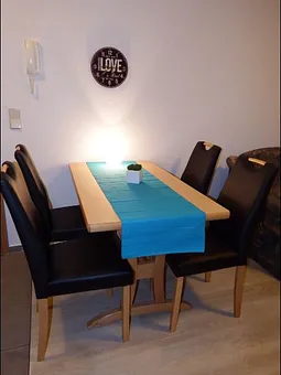 Essplatz für 4 Personen mit neuen Stühlen