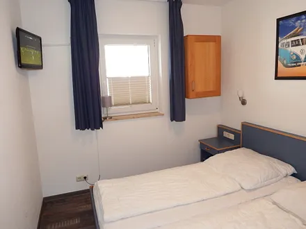 Schlafzimmer mit 2. Fernseher und breitem Bett 180 x 200 cm 