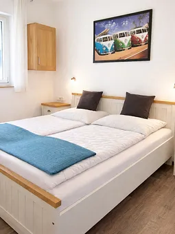 Schlafzimmer mit 2. Fernseher und breitem Bett 180 x 200 cm 