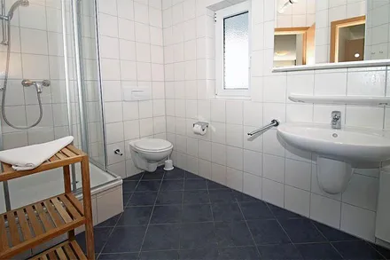 geräumiges Duschbadezimmer mit Fenster