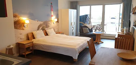 Doppelbett 200 x 180 cm Südbalkon mit Sitzecke Strandkorb und Molli Blick