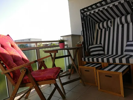 Südbalkon mit Sitzecke Strandkorb und Molli Blick