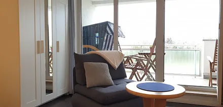 Für eine dritte Person (Kind max. 15 Jahre) ist ein Schlafsessel mit Federkernpolsterung auf Lattenrost (200 x 80 cm) vorhanden.