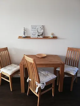 die Eckecke ist mit 3 Stühlen ausgestattet