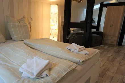 Bett in Komforthöhe mit Topper