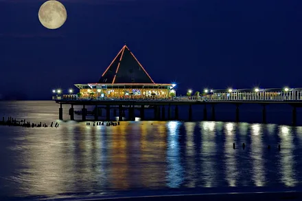 Seebrücke bei Nacht