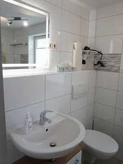 Bad mit Spiegel beleuchtet