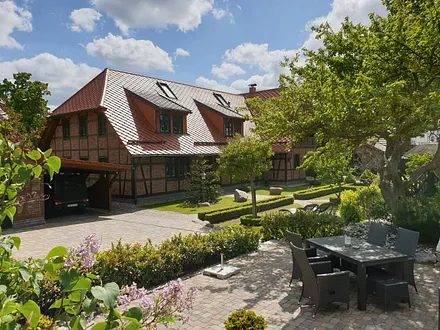 eine der Sitzgruppen im Garten