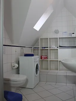 Tageslichtbad mit Fußbodenheizung und Waschmaschine