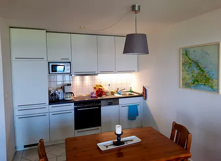 Blick auf den Essplatz und die Küchenzeile