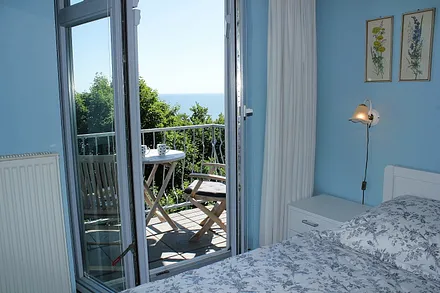 Mit Zugang zum Balkon