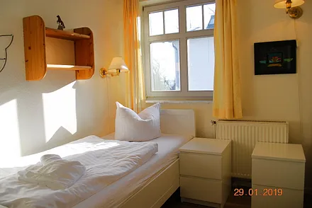 Blick auf das zweite Einzelbett im 2. Schlafraum 