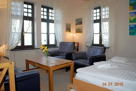 Gemütliches Wohnzimmer mit Doppelschrankbett 