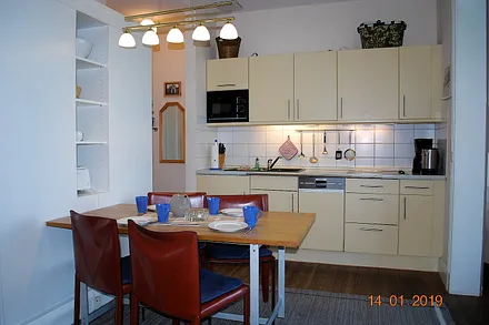 Essplatz und Küchenzeile, rechts davon ist die Veranda