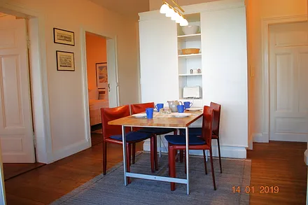 Blick von der Veranda zum Essplatz und zum Schlafzimmer