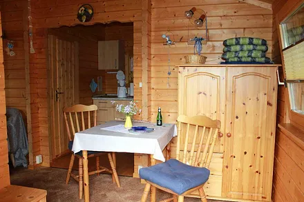 Essecke mit Küchenzeile im Hintergrund