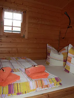 Schlafzimmer mit Doppelbett