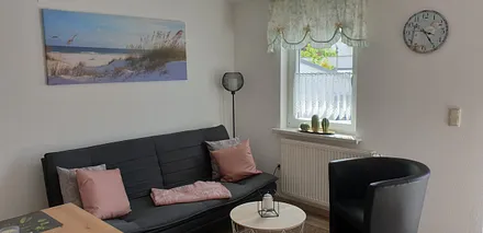 Wohnbereich mit klappbarer Schlafcouch