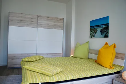 Gemütliches Doppelbett und viel Stauraum